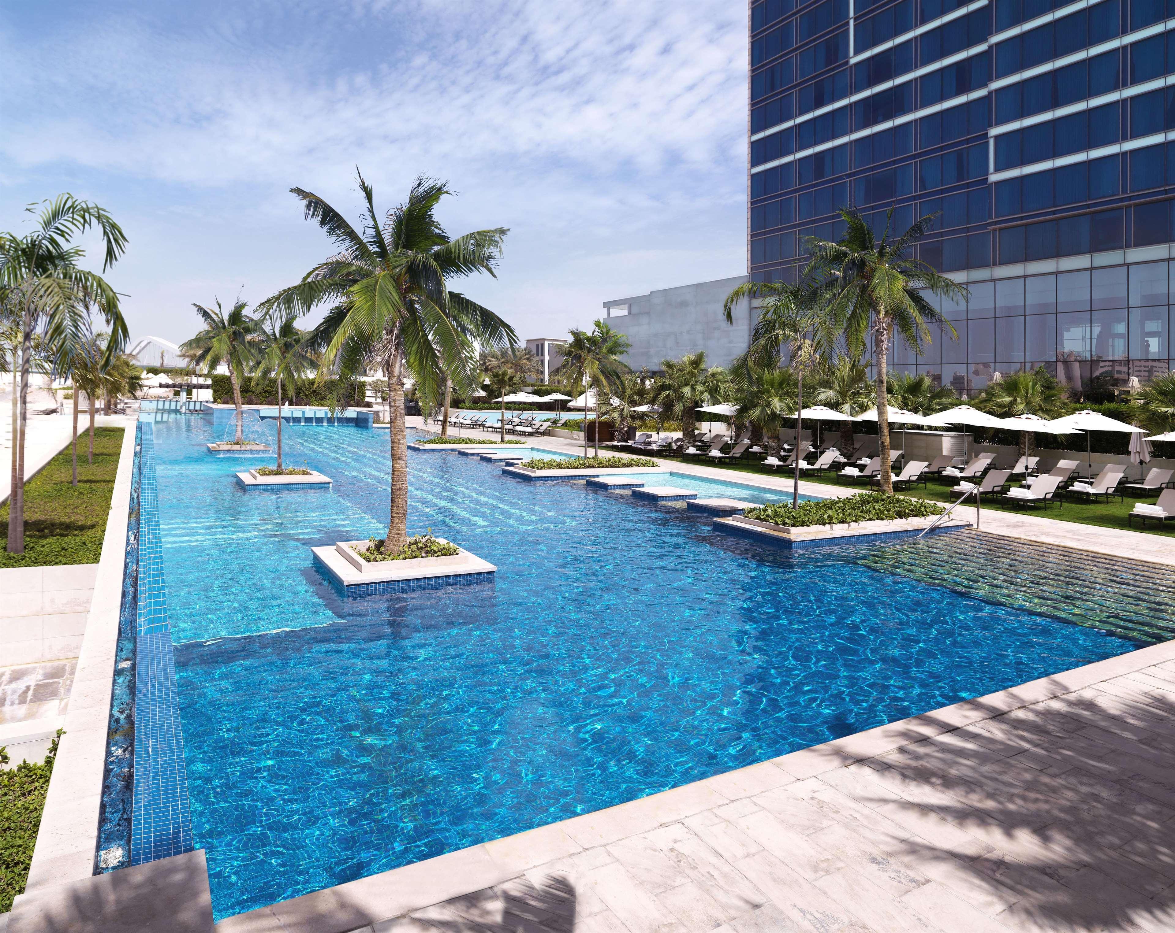 Fairmont Bab Al Bahr Hotel Abu Dhabi Ngoại thất bức ảnh The swimming pool at the hotel