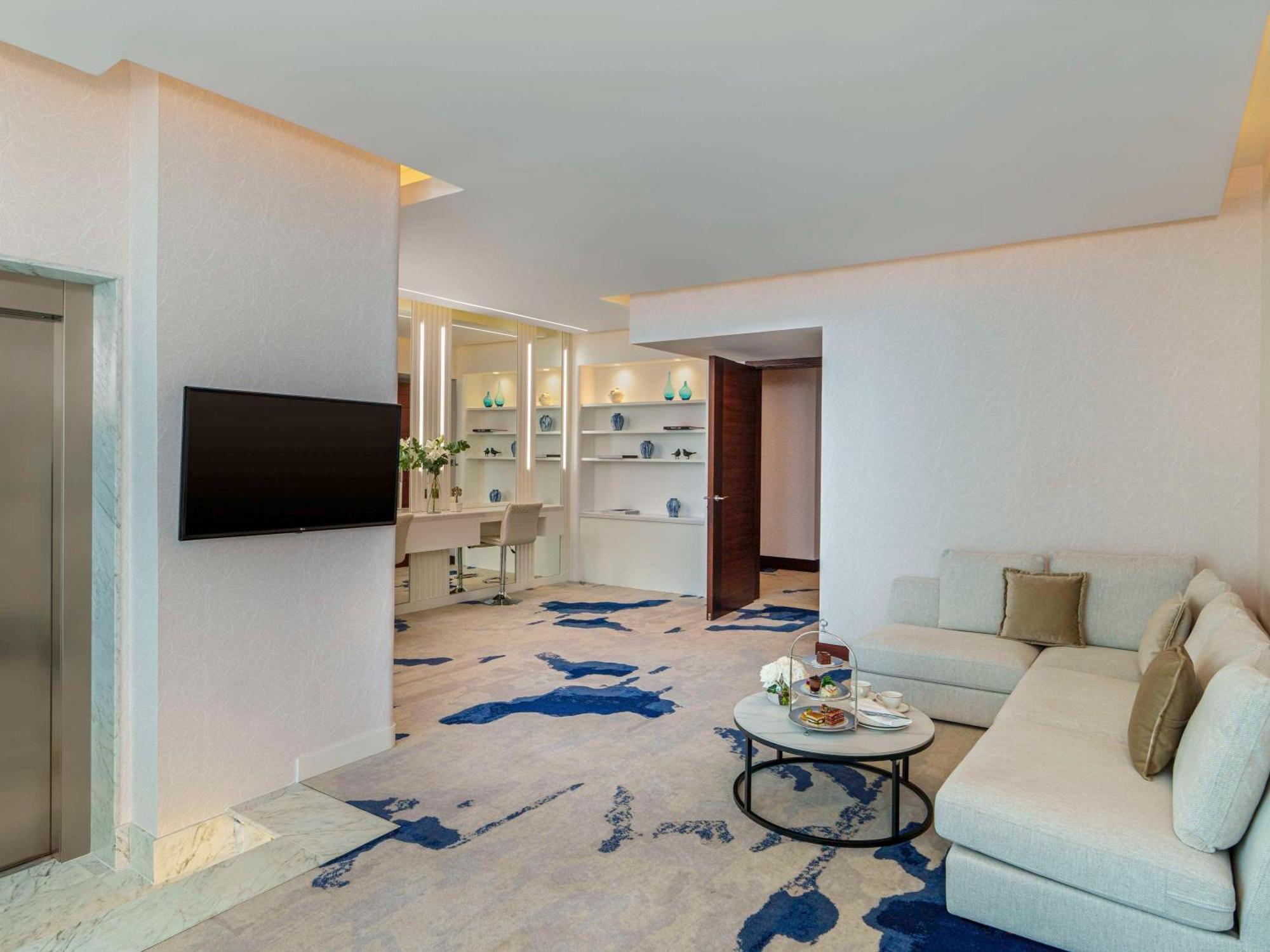 Fairmont Bab Al Bahr Hotel Abu Dhabi Ngoại thất bức ảnh A suite at the hotel