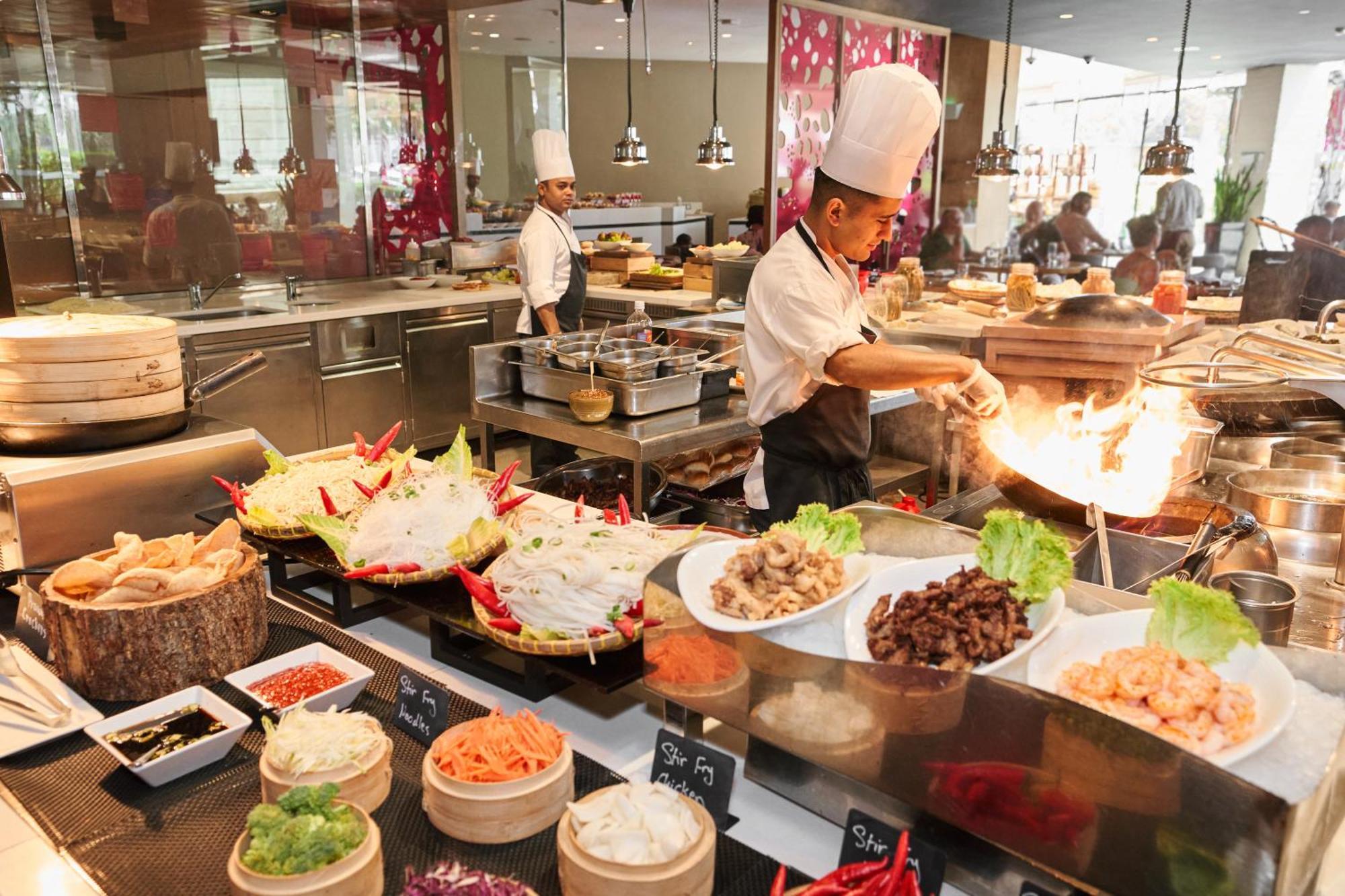 Fairmont Bab Al Bahr Hotel Abu Dhabi Ngoại thất bức ảnh A live kitchen at a hotel