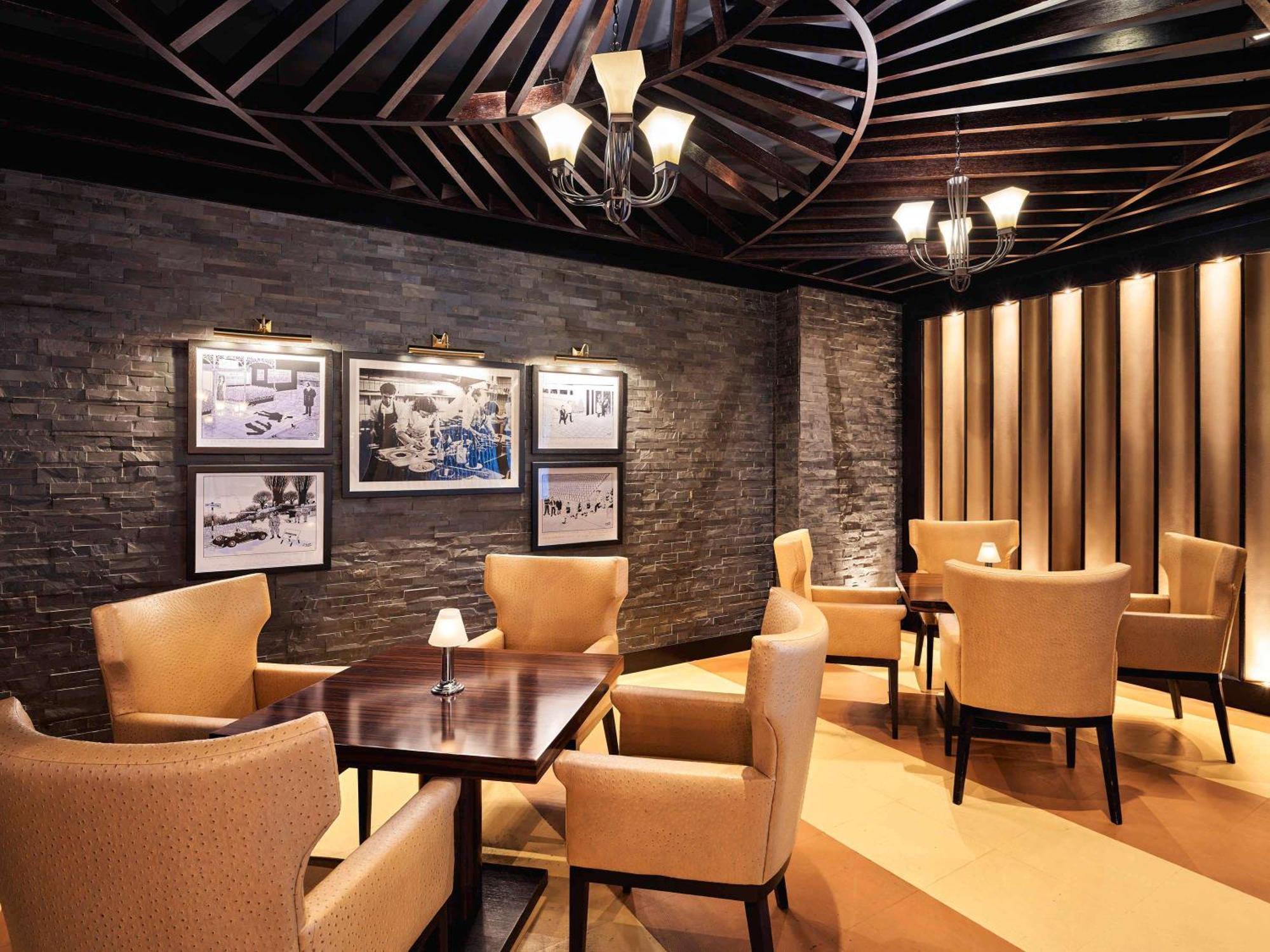 Fairmont Bab Al Bahr Hotel Abu Dhabi Ngoại thất bức ảnh The Club lounge at Hong Kong International Airport