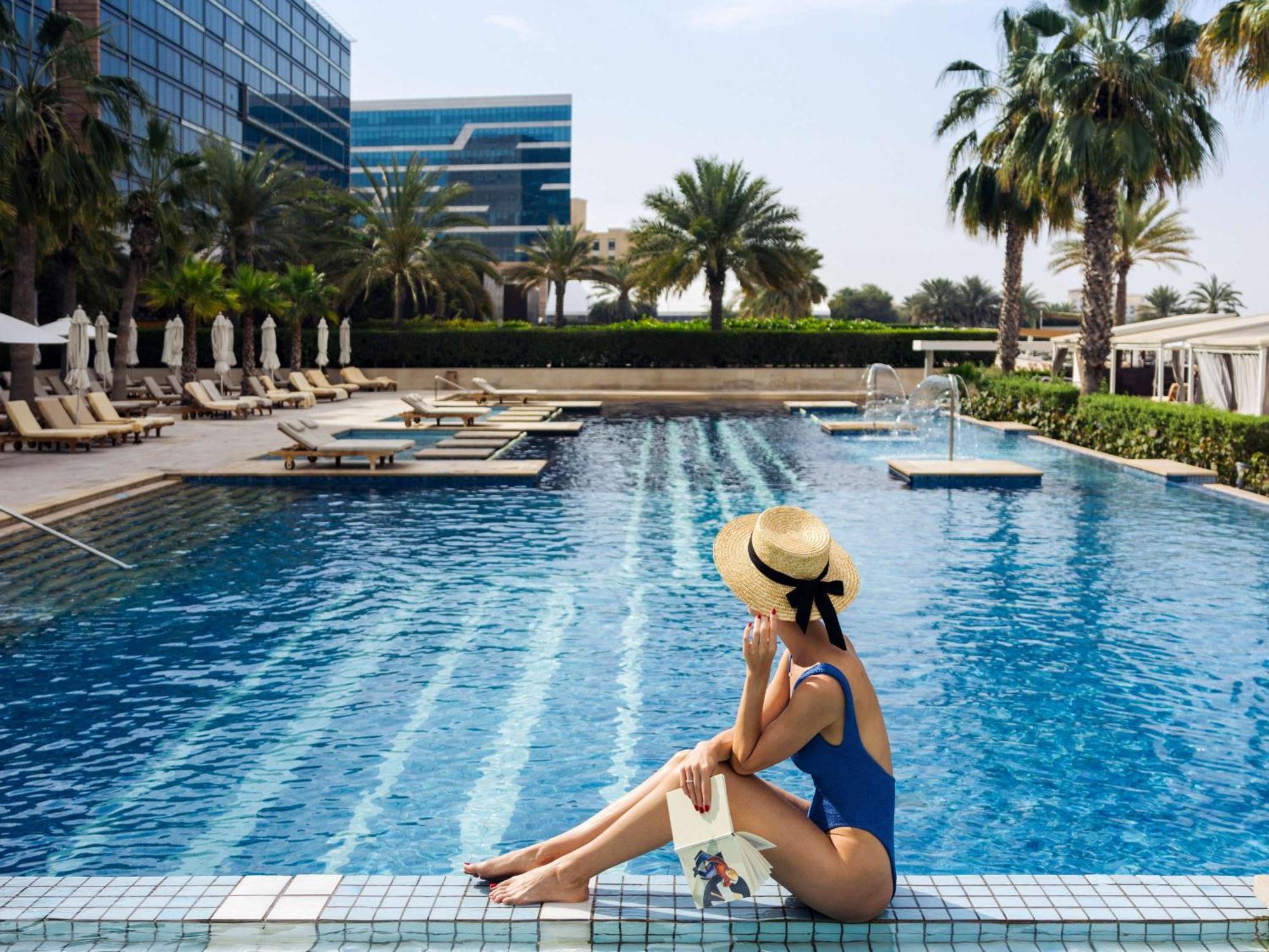 Fairmont Bab Al Bahr Hotel Abu Dhabi Ngoại thất bức ảnh A woman sunbathing at a pool