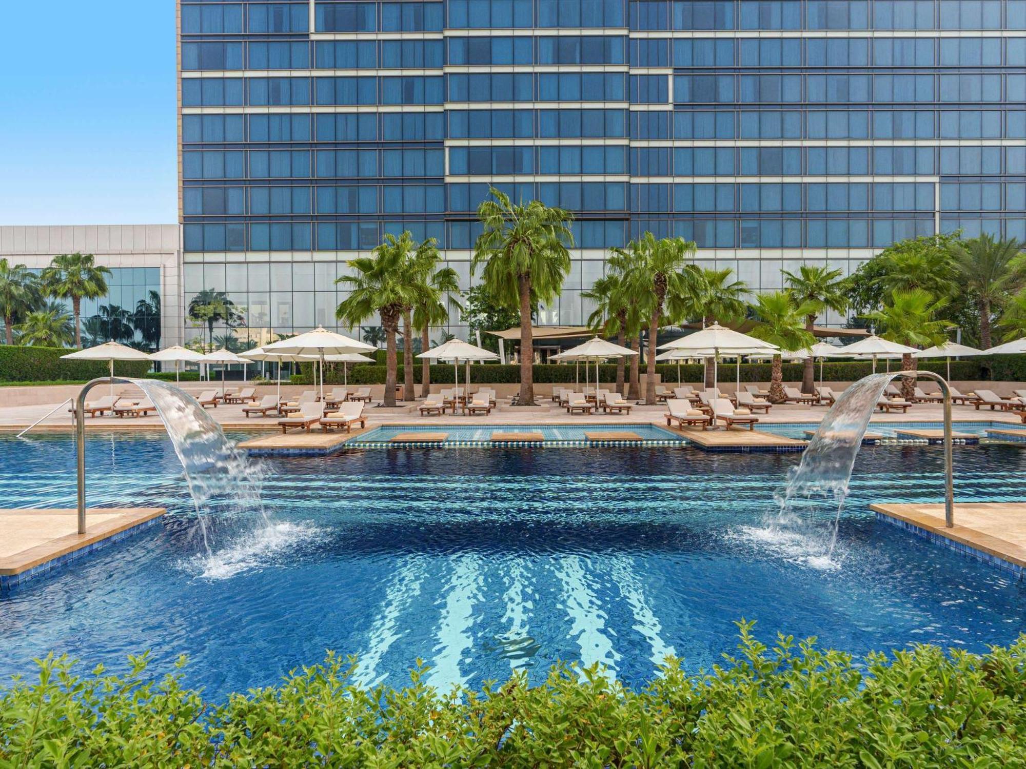 Fairmont Bab Al Bahr Hotel Abu Dhabi Ngoại thất bức ảnh The swimming pool at the hotel