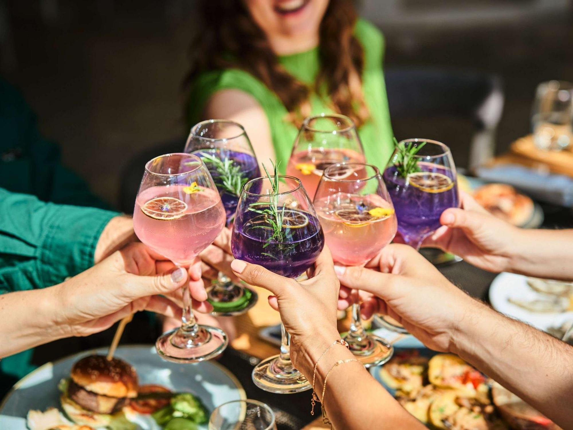 Fairmont Bab Al Bahr Hotel Abu Dhabi Ngoại thất bức ảnh A group of people toasting with wine